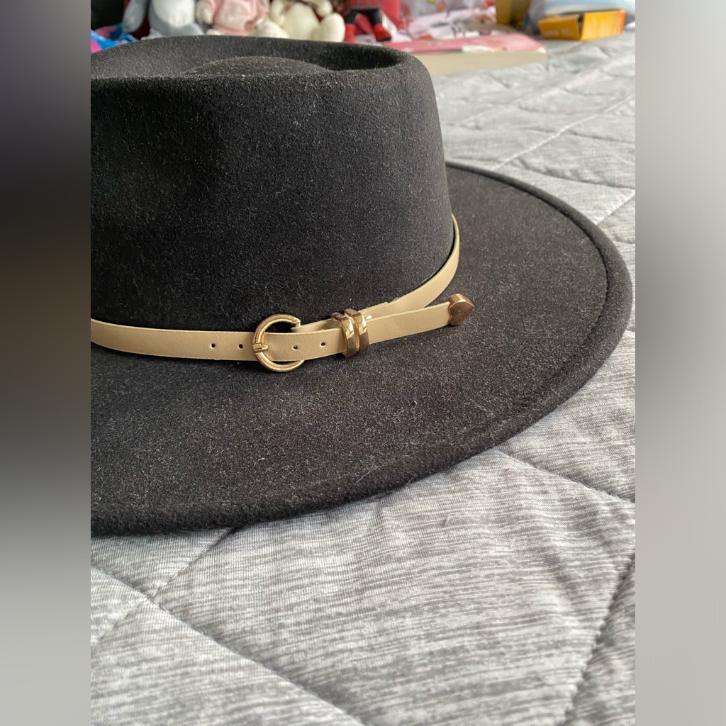 Forever 21 Black Gold Detailed Heart Buckle Hat